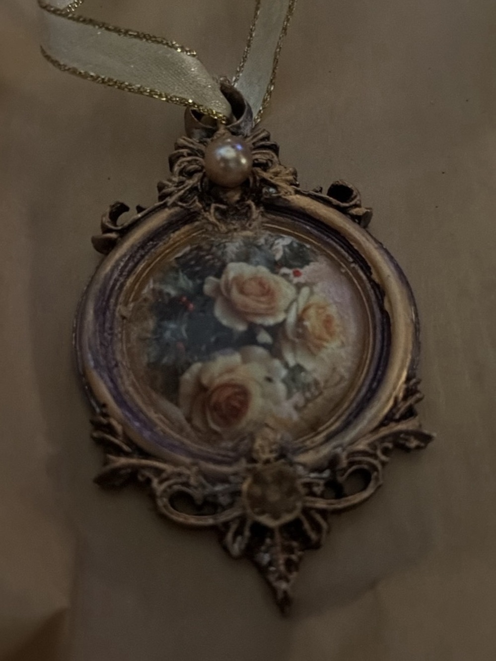 Vintage-Style Gold Rose Frame Holiday Ornament - Cream Roses